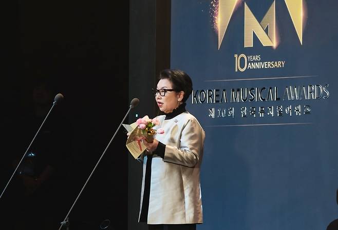 ‘제10회 한국뮤지컬어워즈’에서 공로상을 수상한 가운데 민희경 CJ사회공헌추진단장이 소감을 말하고 있다. (사진=한국뮤지컬어워즈협회)