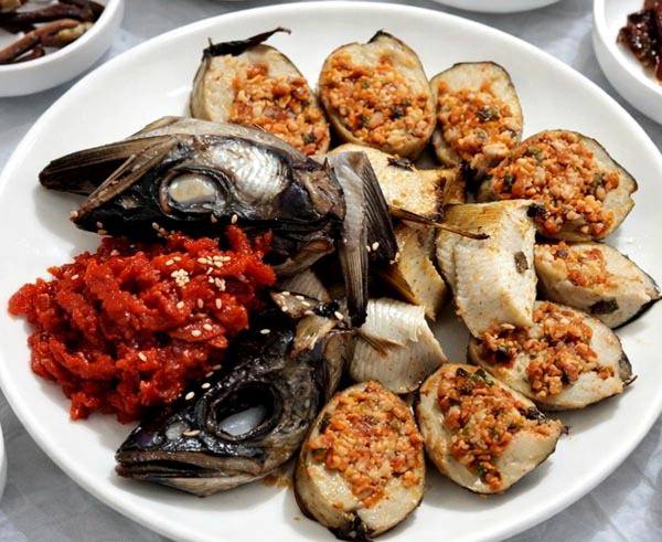 명태 속을 비우고 그 안에 돼지고기 숙추 배추 등을 넣어 숙성시킨 명태순대.  속초시청 제공