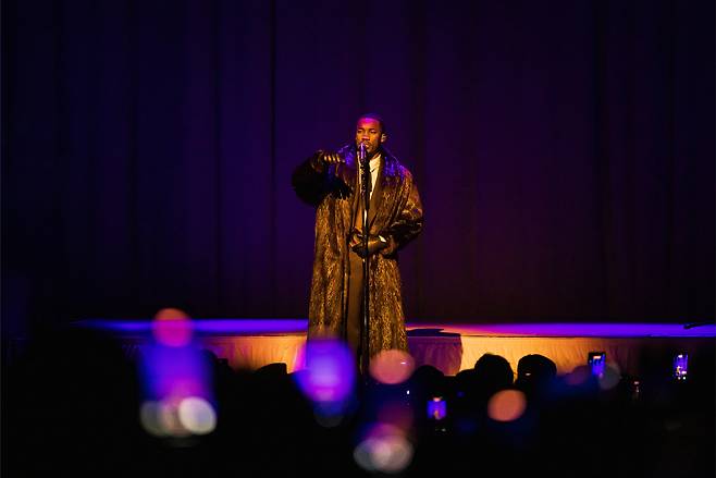 Giveon performs at Myunghwa Live Hall in Yeongdeungpo-gu, western Seoul as part of his "Dear Beloved" global tour, Sunday. (Live Nation Korea)