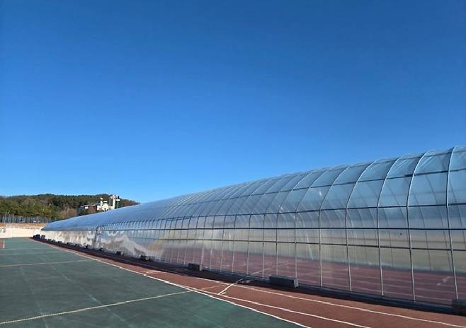 A greenhouse-style track is erected at a sports complex in Seosan, South Chungcheong Province. (Seosan city government)