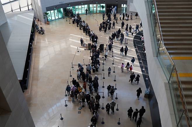 Visitors at the National Museum of Korea in Seoul are seen at the start of the new year on Jan. 2. (NMK)