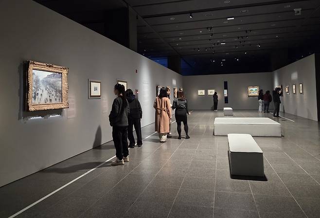 Visitors to the exhibition "The Robert Lehman Collection at the Metropolitan Museum of Art" at the National Museum of Korea are seen on Nov. 13, 2025. (Park Yuna/The Korea Herald)