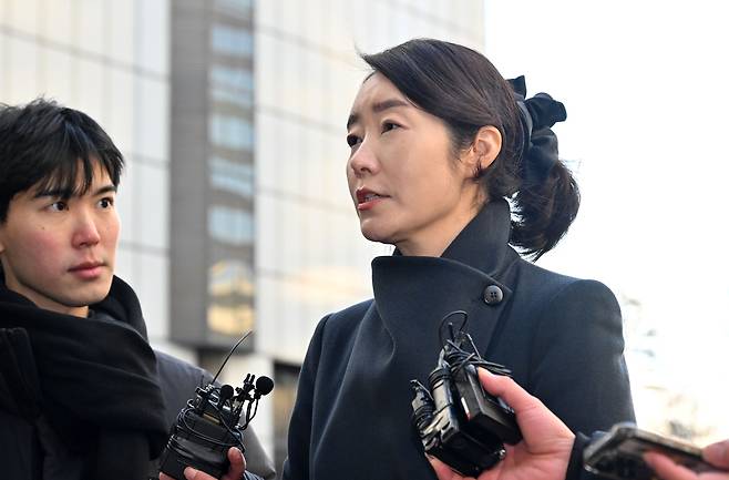 Independent lawmaker Rep. Kang Sun-woo (center) speaks to reporters as she appeared for questioning at the Seoul Metropolitan Police Agency on Tuesday. (Im Se-jun/The Korea Herald)