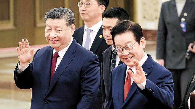 President Lee Jae Myung (right) and Chinese President Xi Jinping enter an official welcoming ceremony held on Jan. 5 at the North Hall of the Great Hall of the People in Beijing. [JOINT PRESS CORPS]