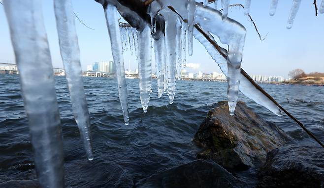 Ice particles form on the Han River's riverbank in Yeongdeongpo District, western Seoul, on Jan. 19. [NEWS1]