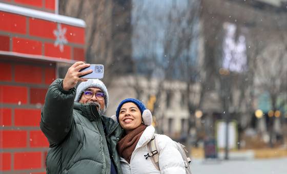 Tourists take a selfie at the Gwanghwamun Square in central Seoul on Jan. 12, 2026. [NEWS1]
