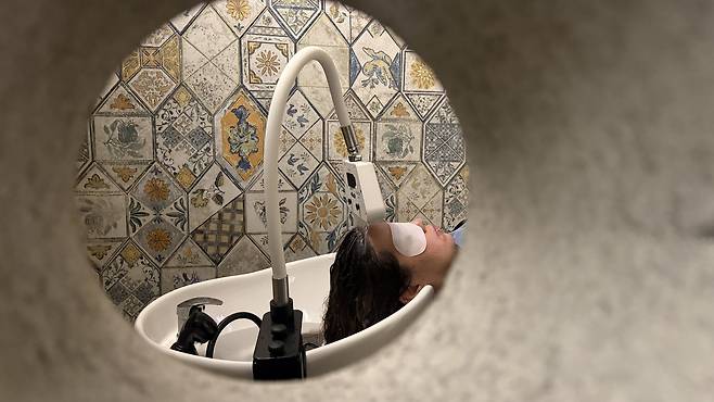 A 24-year old Turkish student receiveds a head spa service at Moclock on Jan.14. [WOO JI-WON]
