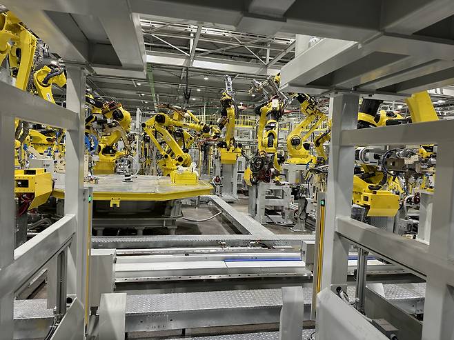 An interior view of Kia Autoland Gwangmyeong in Gwangmyeong, Gyeonggi. The plant, which began operations in 1973 as Korea’s first fully integrated automobile factory using a conveyor belt system, has since been transformed into a facility where robotic arms, including collaborative robots, carry out assembly work. [KO SUK-HYUN]