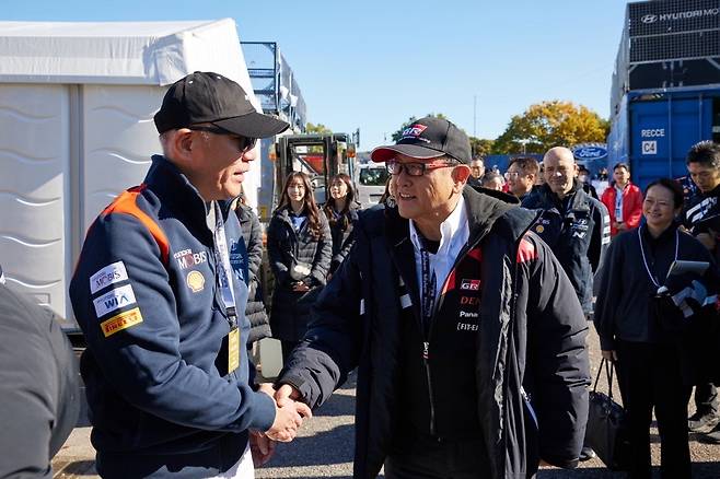 Hyundai Motor Executive Chair Euisun Chung, left, shakes hands with Toyota Motor Chairman Akio Toyoda at Toyota Stadium in Aichi Prefecture, Japan, on Nov. 24, 2024. [HYUNDAI MOTOR]