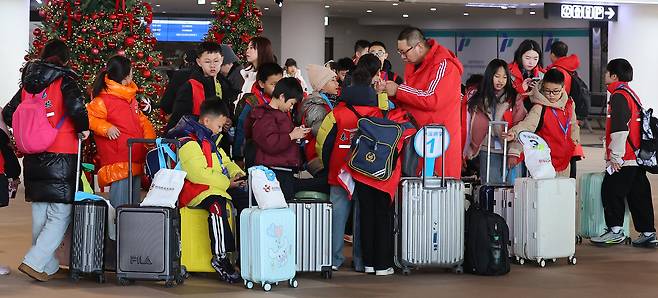 Chinese tourists are seen arriving at Incheon International Ferry Terminal on Jan. 12. [YONHAP]