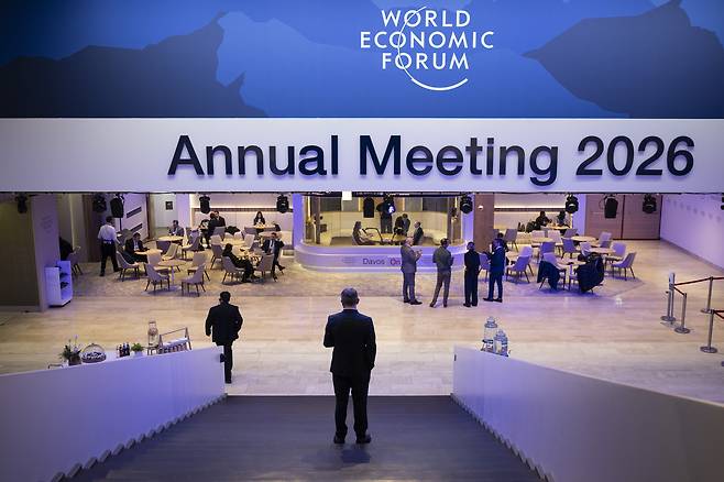 Attendees arrive at the conference center during the 56th World Economic Forum (WEF) in Davos, Switzerland, on Jan. 20. [EPA/YONHAP]