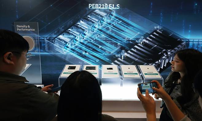 Visitors to SK hynix's booth at CES 2026 watch a demonstration on semiconductors by the company in Las Vegas, Nevada on Jan. 9. [NEWS1]