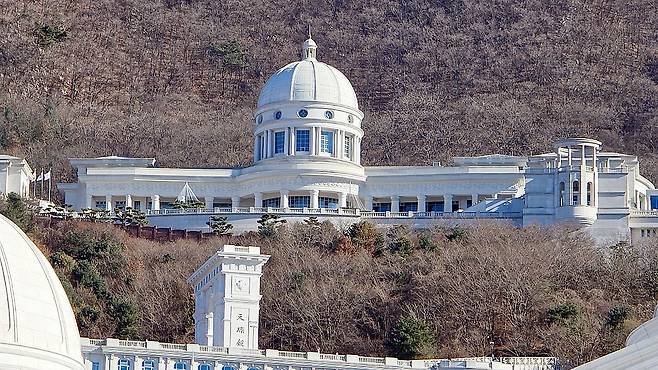 The Unification Church's headquarters Cheon Jeong Gung, top, and its major facility Cheon Seung Jeon, bottom, in Gapyeong, Gyeonggi [SON SUNG-BAE]