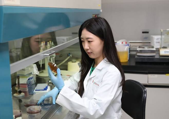 hy가 자체 개발한 프로바이오틱스로 면역 기능성 원료 인증을 받았다. hy 제공