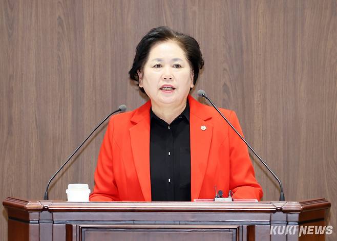 충남도의회 국민의힘 김옥수 원내대표가 20일 열린 제363회 임시회 제1차 본회의에서 교섭단체 대표연설을 하고 있다.