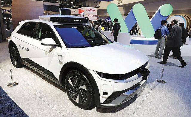 CES 개막일인 6일(현지시간) 미국 네바다주 라스베이거스 컨벤션센터(LVCC)의 자율주행 기업 웨이모 부스에 현대자동차 아이오닉5가 전시돼 있다. 연합뉴스