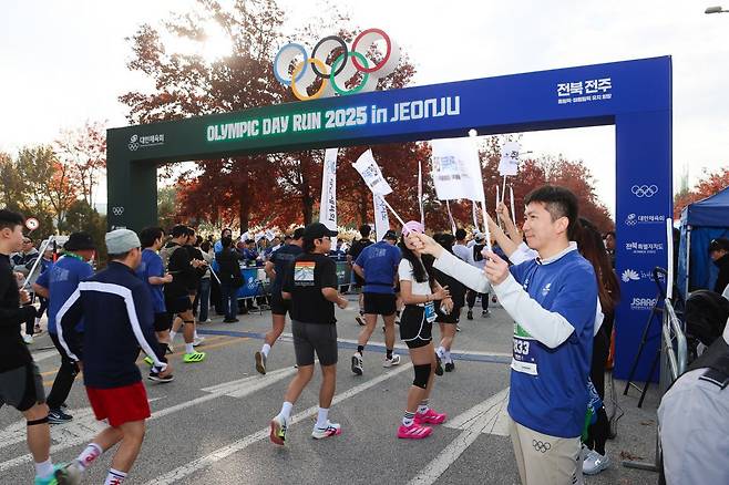 2025년 11월 16일 전주월드컵경기장 만남의광장에서 열린 올림픽데이런 2025 in 전주에서 유승민 대한체육회장이 참가자들을 응원하고 있다. 연합뉴스