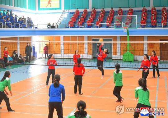 2026년 새해 첫 '체육의 날'을 맞아 배구를 하는 북한 인민 모습