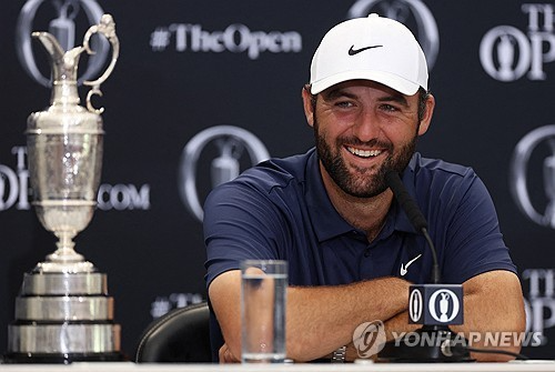 기자회견에서 활짝 웃는 셰플러. / 사진=연합뉴스