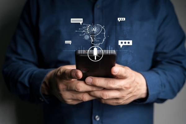 ▲ 모바일을 이용한 AI 챗봇과의 대화를 구현한 이미지. 사진=Getty Images Bank