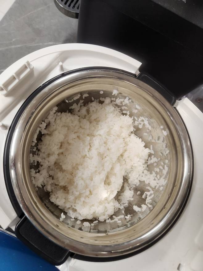 밥솥 취사가 끝난 후 밥을 저어주면 스텐 내솥에 밥알이 많이 붙는다.[전종헌 기자]