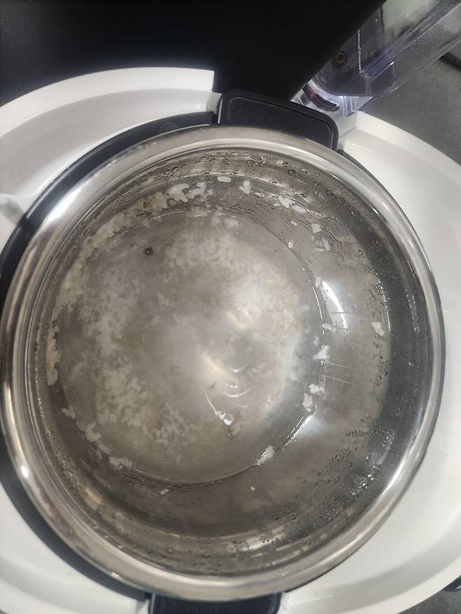 10분간 내솥 불림 기능 실행  후 스텐 내솥 내부.[전종헌 기자]