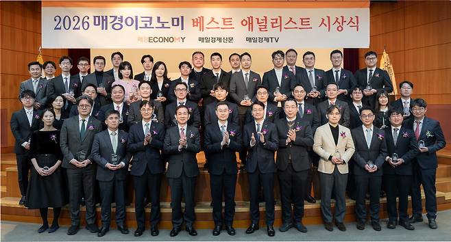국내 최고 권위의 '2026 매경이코노미 베스트 애널리스트 시상식'이 20일 매경미디어센터에서 열렸다. 10년 만에 1위를 탈환한 윤창용 신한투자증권 리서치본부장 등 수상자들이 기념촬영을 하고 있다. 첫째 줄 왼쪽 넷째부터 이선훈 신한투자증권 사장, 황성엽 금융투자협회장, 장승준 매경미디어 부회장, 황선오 금융감독원 부원장, 남영민 나이스디앤알 대표. 윤관식 매경이코노미 기자