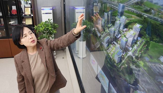 이수희 서울 강동구청장이 기업 유치 방안에 대해 설명하고 있다.  이승환 기자