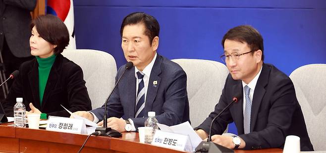 20일 중대범죄수사청·공소청 설치법에 대한 공청회에서 정청래 더불어민주당 대표(가운데), 한병도 원내대표(오른쪽), 한정애 정책위의장이 발언을 듣고 있다. 김재훈 기자