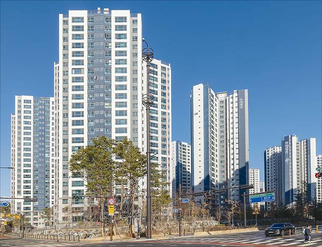 경기 고양시 덕은지구 ‘DMC디에트르한강’은 새로 신설될 대장홍대선 덕은역(가칭)과 가까워 수혜 단지로 꼽힌다. (윤관식 기자)