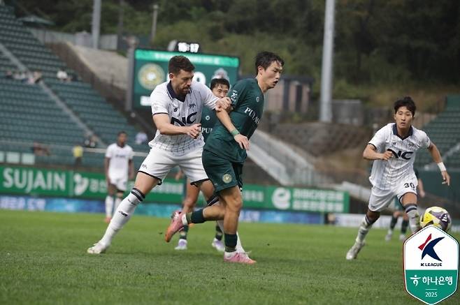 박동진(사진 오른쪽)이 서울 이랜드 오스마르와 볼 다툼을 벌이고 있다. 사진=한국프로축구연맹