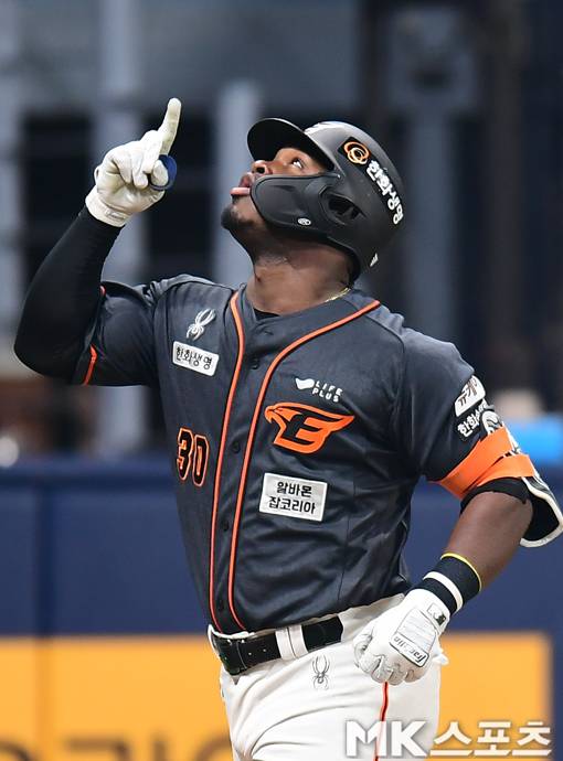 2024년 4월 6일 오후 고척스카이돔에서 2024 프로야구 한화 이글스와 키움 히어로즈의 경기가 벌어졌다. 6회 초 1사에서 한화 페라자가 1점 홈런을 친 후 베이스를 돌고 있다. 개막 4연패 후 파죽의 5연승을 기록하고 있는 키움은 한화를 상대로 6연승에 도전하고 있다. 전날 경기에서 역전패를 당한 한화는 심기일전 복수전을 펼치고 있다. 사진=김재현 기자