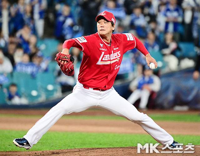 2025년 10월 14일 오후 대구삼성라이온즈파크에서 ‘2025 신한 SOL Bank KBO 포스트시즌’ SSG 랜더스와 삼성 라이온즈의 준플레이오프(5전 3선승제) 4차전이 열렸다. SSG 선발 김광현이 2회말 2사서 삼성 김헌곤을 삼진처리한 후 주먹을 불끈 쥐면서 마운드를 내려오고 있다. 사진=김영구 기자