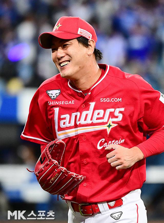 2025년 10월 14일 오후 대구삼성라이온즈파크에서 ‘2025 신한 SOL Bank KBO 포스트시즌’ SSG 랜더스와 삼성 라이온즈의 준플레이오프(5전 3선승제) 4차전이 열렸다. SSG 선발 김광현이 1회말 삼성 타선을 삼자범퇴로 막고 미소를 지으며 더그아웃으로 향하고 있다. 사진=김영구 기자
