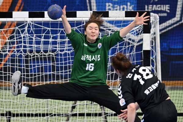 사진 신한 SOL Bank 25-26 핸드볼 H리그 광주도시공사 연지현의 슛을 막고 있는 삼척시청 박새영 골키퍼, 사진 제공=한국핸드볼연맹