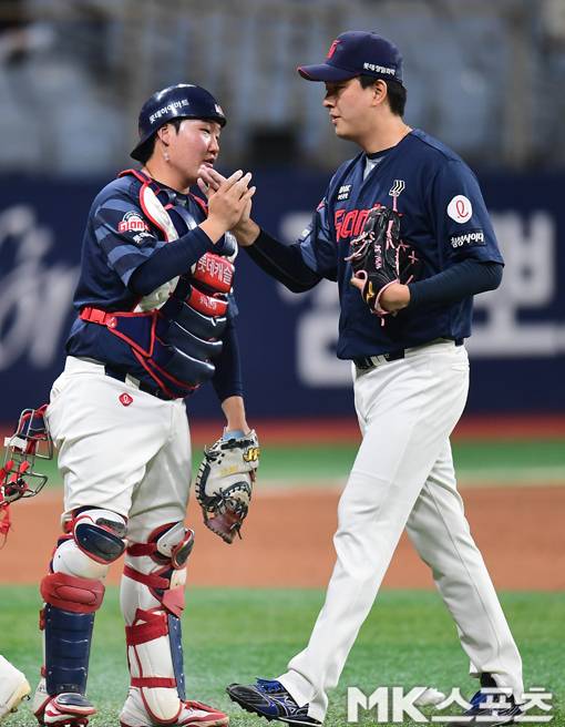 2025년 4월 30일 오후 고척스카이돔에서 벌어진 2025 프로야구 롯데 자이언츠와 키움 히어로즈의 경기에서 롯데가 키움을 꺾고 2연승으로 위닝시리즈를 기록했다. 롯데는 선발 박세웅의 호투 속에서 나승엽의 역전 투런포와 레이예스, 이호준 등 선발진이 공수에서 맹활약을 펼쳐 키움의 끈질긴 추격을 따돌리고 10-9로 승리했다. 롯데 김원중과 정보근이 승리 후 기뻐하고 있다. 한편 이날 경기에서 패한 키움은 2연패에 빠졌다. 사진=김재현 기자