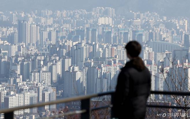 서울 중구 남산에서 서울시내 아파트가 보이고 있다. /사진=뉴시스