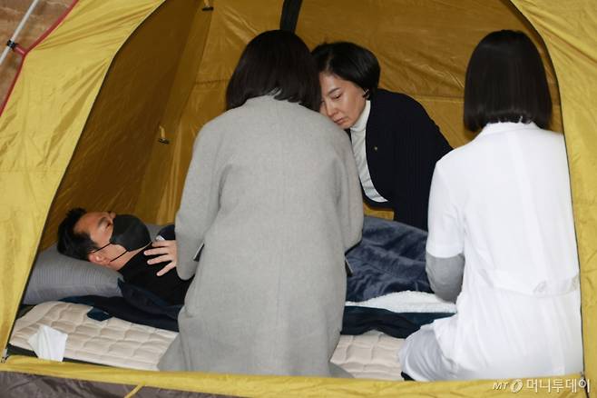 [서울=뉴시스] 고승민 기자 = 닷새째 단식농성 중인 장동혁 국민의힘 대표가 19일 서울 여의도 국회 로텐더홀에서 의료진에게 진찰을 받고 있다. 2026.01.19. kkssmm99@newsis.com /사진=고승민