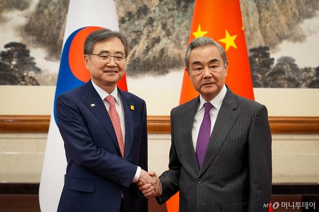 (서울=뉴스1) 김민지 기자 = 조현 외교부 장관이 17일(현지시간) 오후 베이징 댜오위타이에서 열린 한·중 외교장관회담에서 왕이 중국공산당 외사판공실 주임 겸 외교부장과 악수를 하고 있다. (외교부 제공. 재판매 및 DB금지) 2025.9.17/뉴스1  Copyright (C) 뉴스1. All rights reserved. 무단 전재 및 재배포,  AI학습 이용 금지. /사진=(서울=뉴스1) 김민지 기자