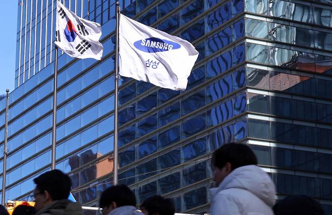 전문가들은 연초 코스피의 강세 원인을 AI와 반도체의 실적 상승에서 찾았다. 사진은 8일 분기 영업이익 20조원 돌파를 발표한 서울 서초구 삼성전자 사옥. /사진=뉴시스