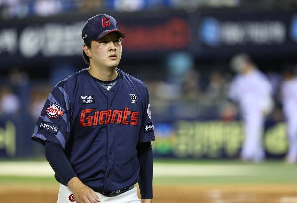 롯데자이언츠 마무리투수 김원중이 최근 교통사고를 당해 1차 스프링캠프 합류가 불발됐다. 사진은 롯데자이언츠 투수 김원중 모습. /사진=뉴시스