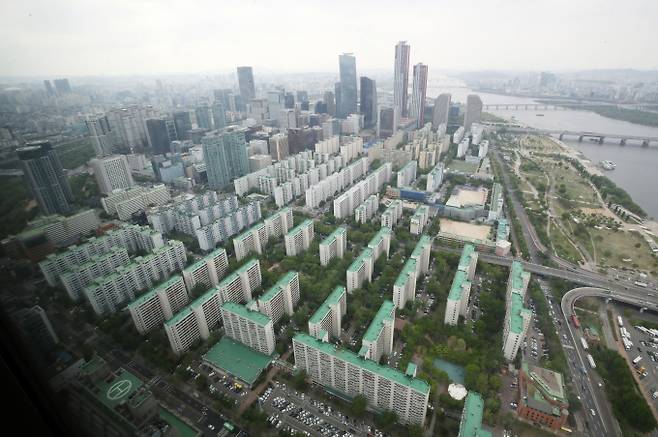 서울 63스퀘어 전망대에서 바라본 여의도 아파트 지구와 인근 단지 모습 /사진=뉴시스