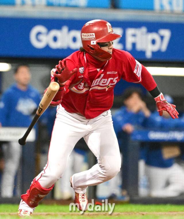 2025년 10월 13일 오후 대구 삼성라이온즈파크에서 열린 '2025 신한 SOL Bank KBO 포스트시즌' SSG 랜더스와 삼성 라이온즈의 준플레이오프 3차전 경기. SSG 최지훈이 4회초 2사 2루서 1타점 적시타를 치고 있다./마이데일리