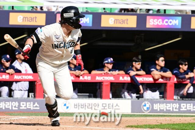 21일 오후 인천SSG랜더스필드에서 진행된 '2025 신한 SOL뱅크 KBO 리그' 두산-SSG의 경기. SSG 최지훈이 4회말 무사 1,3루에서 적시타를 때리고 있다./마이데일리