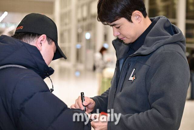 SSG 랜더스 김재환이 19일 인천국제공항을 통해 2026시즌 1차 스프링 캠프 참석 차 미국 플로리다로 출국했다. 팬에게 사인을 해주는 김재환./인천공항 = 한혁승 기자