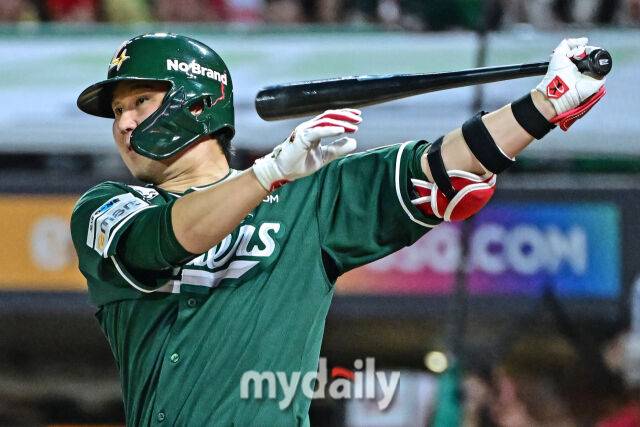 5일 인천 SSG랜더스필드에서 열린 '2025 신한 SOL BANK KBO리그' 롯데 자이언츠와 SSG 랜더스 경기. SSG 최정이 7회말 선두타자로 나와 안타를 치고 있다./마이데일리