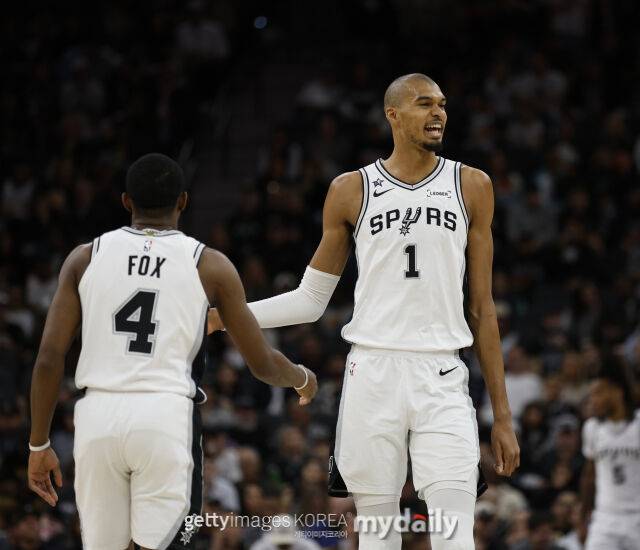 20일 유타와 경기에서 환호하는 웸반야마(오른쪽). /게티이미지코리아