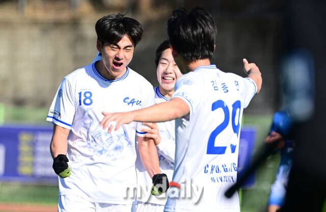 2026년 1월 20일 오후 경상북도 김천대학교 대운동장에서 스포츠 중심도시 김천 '제22회 1.2학년 대학축구대회' 준결승, 단국대학교와 중앙대학교의 경기가 열렸다.중앙대학교 김수민이 후반전 추가골을 넣은 뒤 기뻐하고 있다./유진형 기자