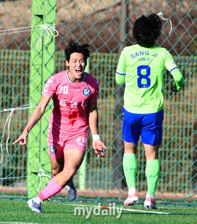 2026년 1월 20일 오후 경상북도 김천대학교 대운동장에서 스포츠 중심도시 김천 '제22회 1.2학년 대학축구대회' 준결승, 성지대학교와 용인대학교의 경기가 열렸다.용인대학교 홍태환이 전반전 골을 넣고 기뻐하고 있다./유진형 기자