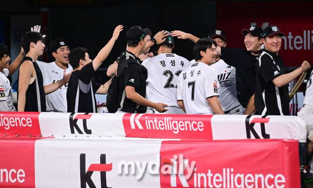 2025년 9월 3일 오후 경기도 수원KT위즈파크에서 열린 '2025 신한 SOL뱅크 KBO 리그' 롯데 자이언츠와 KT 위즈의 경기. KT 장성우가 6회말 2사 2루서 2점 홈런을 친 뒤 동료들의 축하를 받고 있다./마이데일리